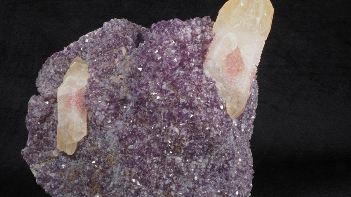 105 Gros cristaux de calcite sur améthyste