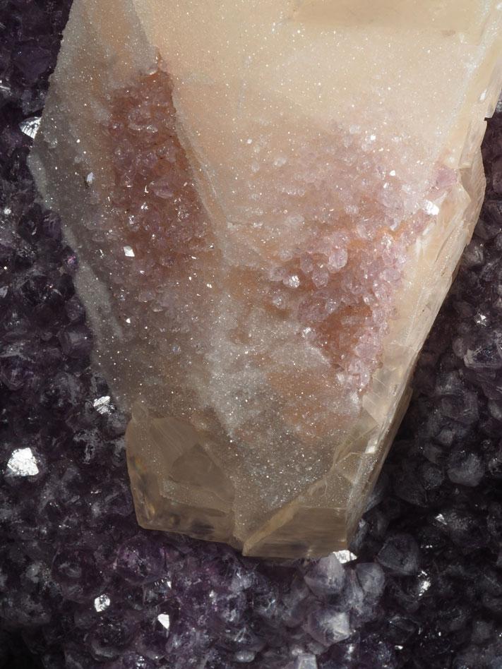 [105] Gros cristaux de calcite sur améthyste