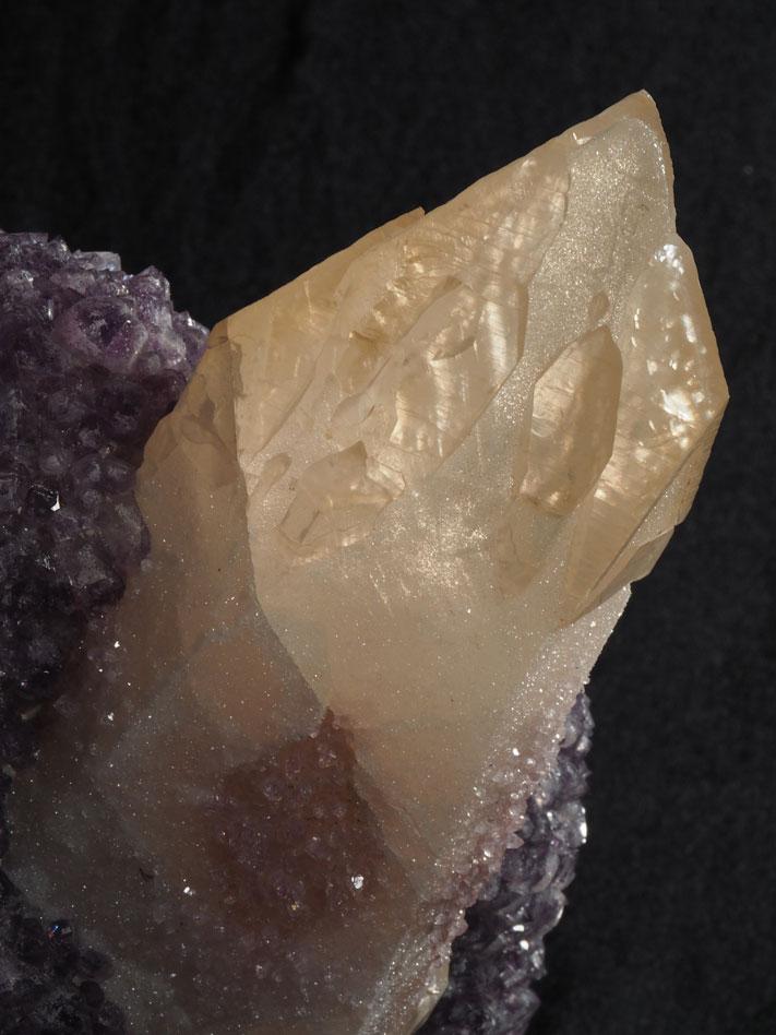 [105] Gros cristaux de calcite sur améthyste