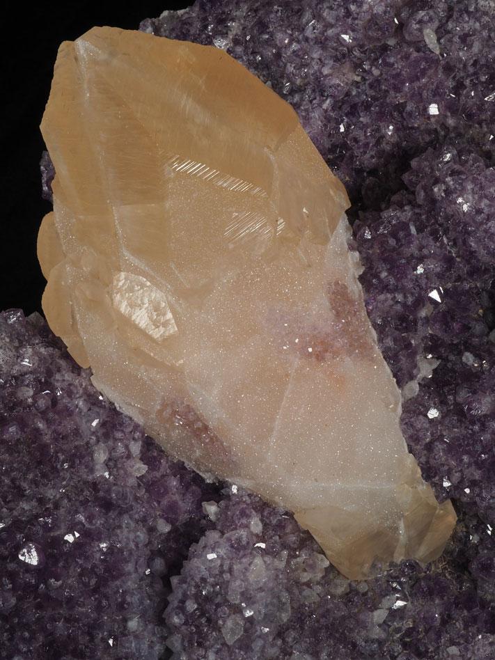 [106] Gros cristal de calcite sur améthyste