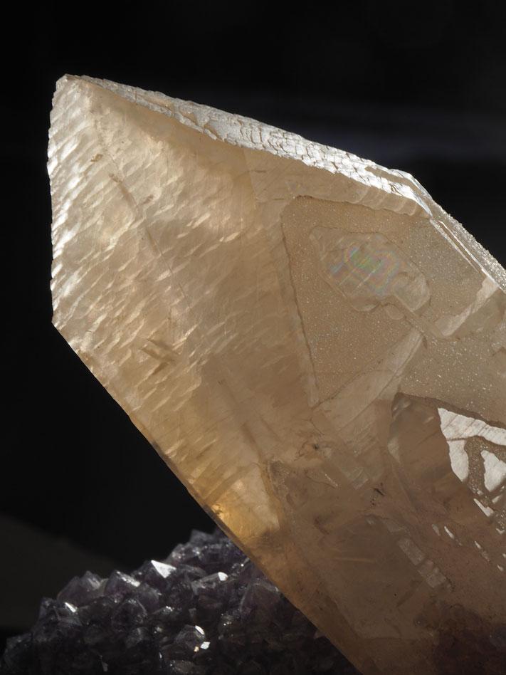 [107] Gros cristal de calcite sur améthyste