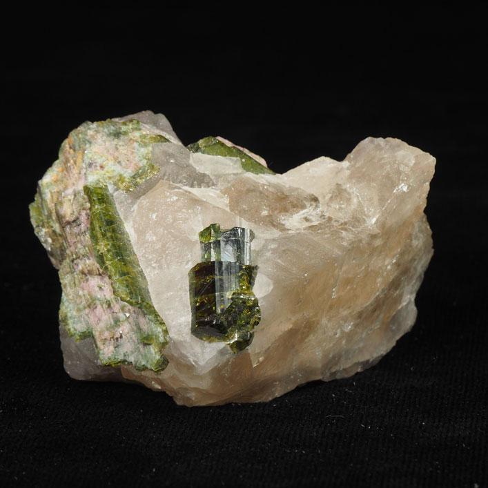 [143] Tourmaline verte sur quartz