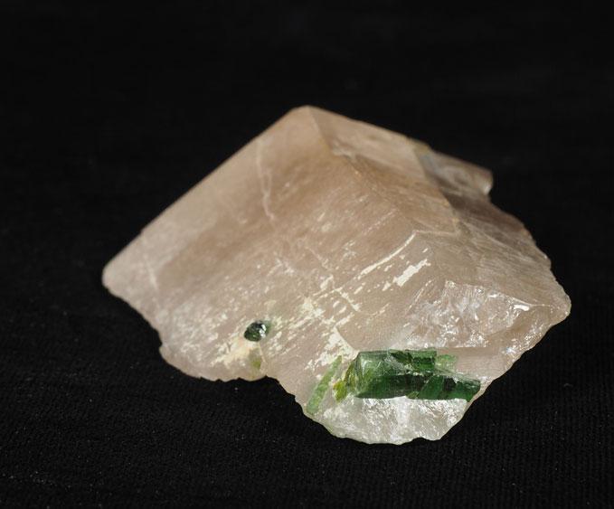[148] Tourmaline verte sur quartz