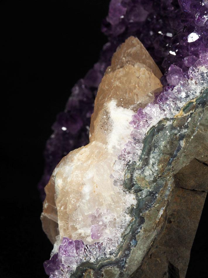 261 Cristal de Calcite sur Améthyste