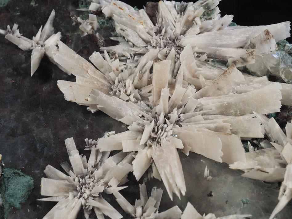Anhydrite blanche sur fleur d’améthyste